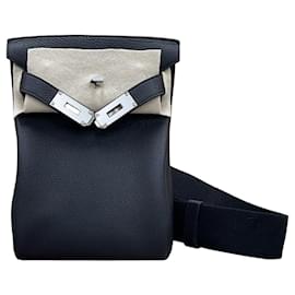 Hermès Kelly Hackado PM Black con grabado plateado