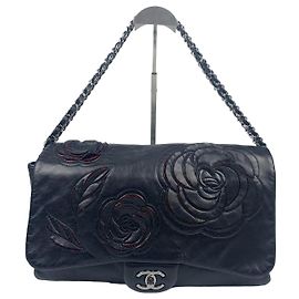 Chanel Bolsa de ombro com corrente em pele de cordeiro prateada Camellia Series