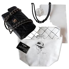 Chanel Piccola borsa a tracolla Classic in caviar nero con catena e finiture dorate