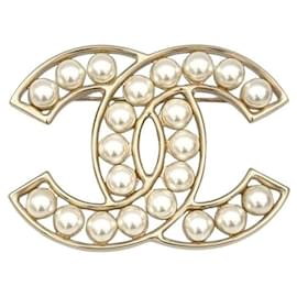 Chanel Logo Perlenbrosche