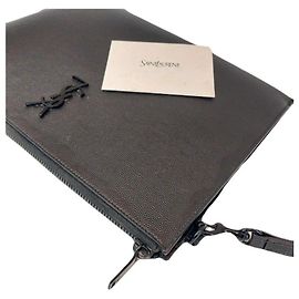 Saint Laurent Clutch Pouch All Black Cassandra Cerniera Porta-Tablet Monogramma in Rilievo