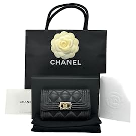 Chanel Cartera Boy Flap con botón dorado de la serie Card Wallet