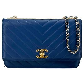 Chanel Borsa a tracolla CC Lambskin WOC con motivo Chevron e catena