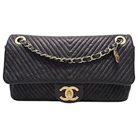 Chanel Schultertasche mit Chevron-Kalbsleder, Goldfarbener Medaillen-Kettenverschluss und Klappe, Schwarz, Medium Serie