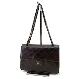Chanel Borsa a tracolla vintage in pelle di agnello con patta e catena