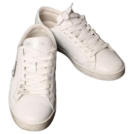 Prada Gebürstete Sneaker (Kassenbon des Kaufhauses)