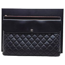 Chanel Clutch in agnello nero con patta argentata