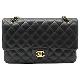 Chanel Borsa a Spalla Classic Medium in Pelle di Agnello Nera e Oro