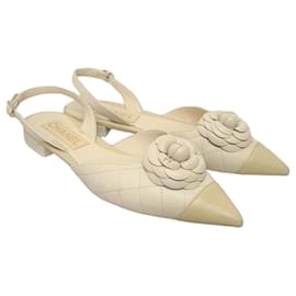 Chanel Ballerines slingback bicolores en agneau beige avec camélia