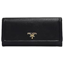 Cartera de solapa en cuero Saffiano negro con detalles metálicos - Prada