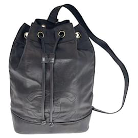 Chanel Schwarzer Lambscalp-CC-Logo-Kordelzug-Umhänterucksack