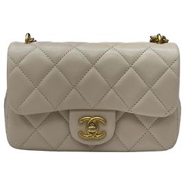 Chanel Nouveau Mini Heart Ball Flap Beige Pink en cuir de veau avec accessoires dorés