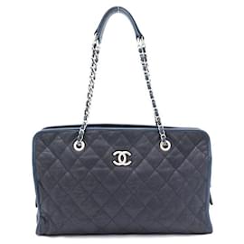 Chanel Borsa a tracolla con catena argentata e logo CC in caviar