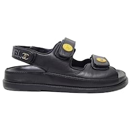 Chanel Sandali con velcro con fascia in pelle e patch con scritte nere