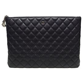 Chanel Clutch Classic in Agnello Nero con Charm Rocket Argentato Large