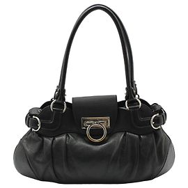 Salvatore Ferragamo Borsa a tracolla in pelle nera con Gancini argento dorato