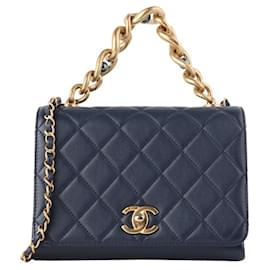 Chanel Borsa a tracolla con patta con chiusura a scatto e tripla catena di perle