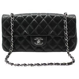 Chanel Bolso de hombro Baguette Classic de piel de cordero negra con cadena plateada