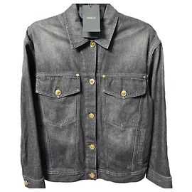Versace Jaqueta jeans oversized preta com padrão barroco nas costas