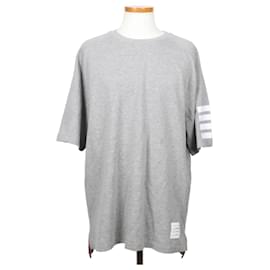 Baumwoll-T-Shirt mit diagonalem Armband und kurzen Ärmeln Grau - Thom Browne
