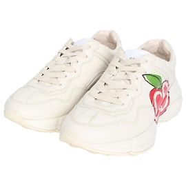 Gucci Sneaker mit Apple-Logo aus Messing