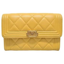 Chanel Gelbe Boy Flap Compact Wallet Serie aus Lammleder