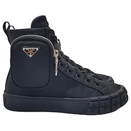 Prada Sneakers alte con tasca in nylon da donna Black