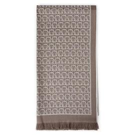 Cachecol de lã para mulher com padrão jacquard Gancini e franjas - Salvatore Ferragamo