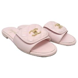 Chanel Rosa gesteppte Mule-Hausschuh aus Lammleder mit goldenem Drehsverschluss
