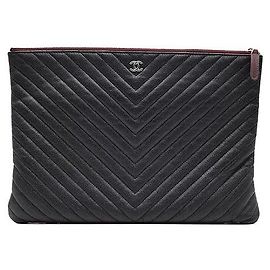 Chanel Clutch Chevron in Caviar Large