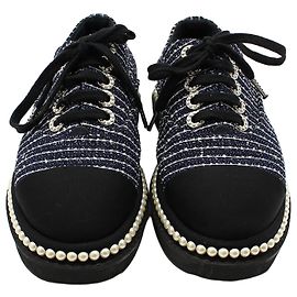 Chanel Sneakers in tweed con lacci di perle