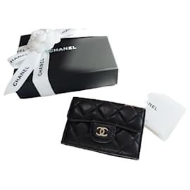 Chanel Cartera Classic Small Flap en piel de becerro granulada brillante con metal dorado Negro
