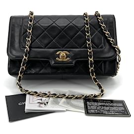 Chanel Borsa a tracolla Diana in agnello con finiture dorate