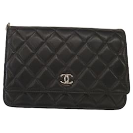 Chanel Serie WOC in agnello decorata con perle