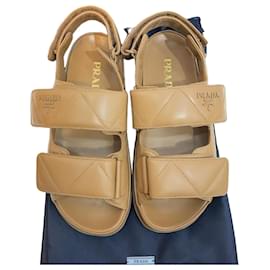 Prada Nuovi sandali in pelle nappa imbottita caramello