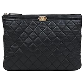 Chanel Clutch Boy in agnello nero con finiture dorate, taglia Medium