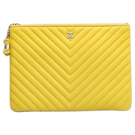 Chanel Clutch Chevron Medium Gialla con finiture dorate