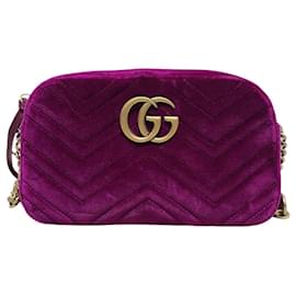 Gucci Kleine GG Marmont Schultertasche aus violettem Matelassé-Samt