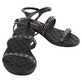 Chanel Sandali trapuntati con cinturino a catena dorata Taglia