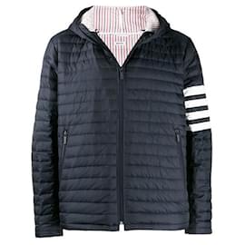 Giacca leggera imbottita con cappuccio e fascia diagonale sulla manica - Thom Browne