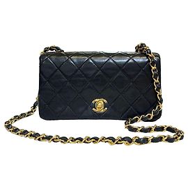 Chanel Mini bolso de solapa con cadena en matelassé de piel de cordero negro con herrajes dorados