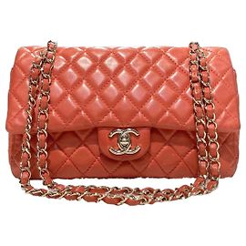 Chanel Bolsa Flap Clássica em Pele de Cordeiro Vermelho Coral com Ferragens Douradas