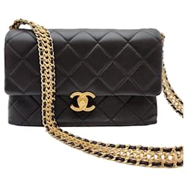 Chanel Borsa con patta e catena Nero