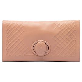 Clutch Bottega Veneta en napa marrón con relieve Intrecciato y cierre de giro