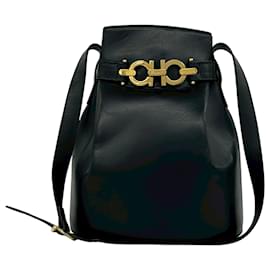 Salvatore Ferragamo Borsa a secchiello Gancini in pelle nera Ferragamo