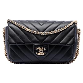 Chanel Mini Rectangular Chevron en Piel de Cordero Negra con Cadena alrededor de la solapa