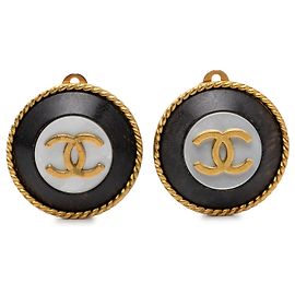 Orecchini Chanel Gold CC placcati oro ed smalto, tondi, a clip