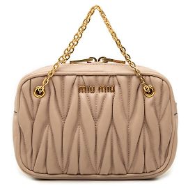 Pochette in nappa matelassé marrone con catena Miu Miu