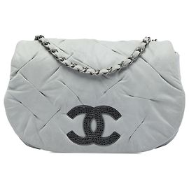 Chanel East Glint Flap aus irisierendem grauem Kalbsleder