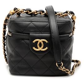 Beauty case Chanel Black Small Quilted Calfskin Chain Bar con catena